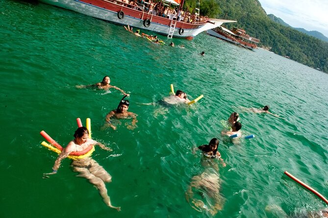 Exploring Angra Dos Reis and Ilha Grande in One Day - Aracatibinha Beach: Rocks, Native Vegetation, and a Softer Pace