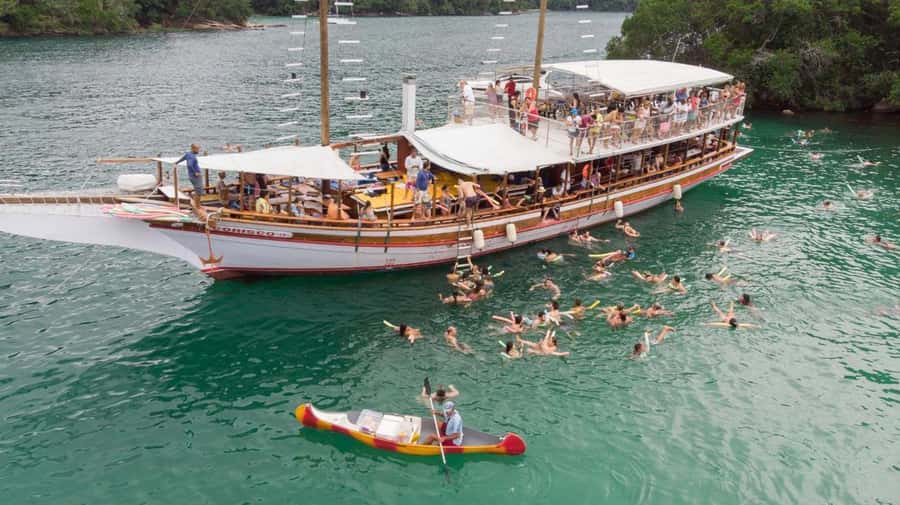 From Rio de Janeiro: Angra dos Reis & Ilha Grande Day Tour - Getting on the boat: what comfort looks like on a busy day