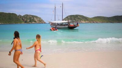 From Rio de Janeiro: Arraial do Cabo Boat Trip with Lunch - From docks to first swim stop: getting on the schooner