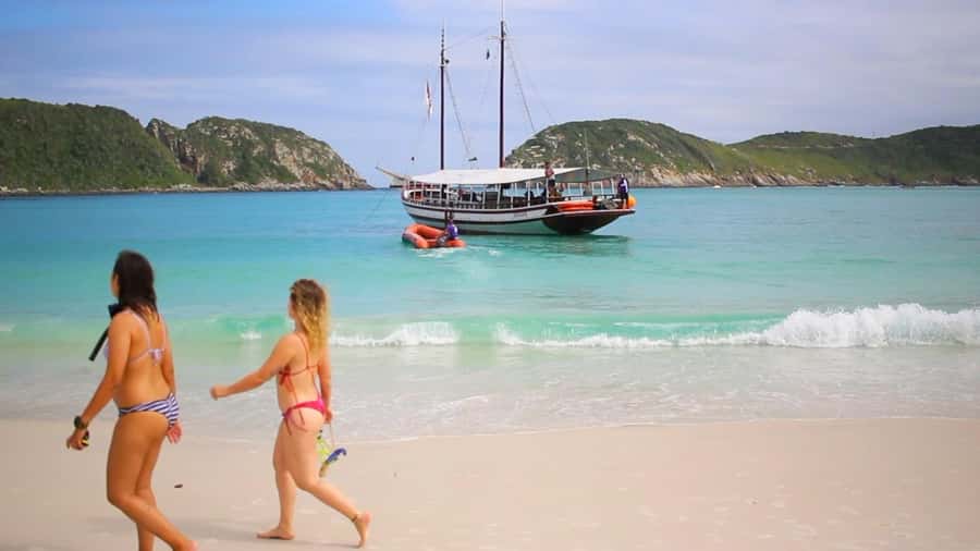 From Rio de Janeiro: Arraial do Cabo Boat Trip with Lunch - From docks to first swim stop: getting on the schooner