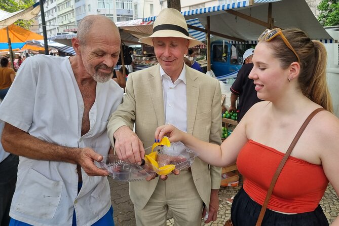 Guided Market Fruit Tasting in Rio with 15+ Exotic Flavors - More than fruit: juices, nuts, and other market bites
