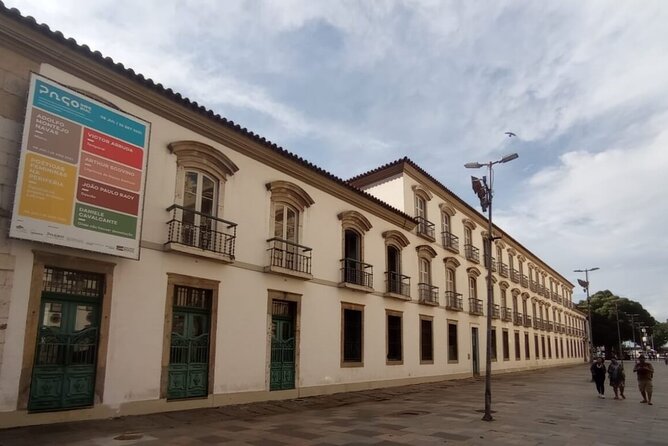 Learn the History of Rio with an Unforgettable City Center Walking Tour - Largo da Carioca: Oldest Buildings and the Power of Squares