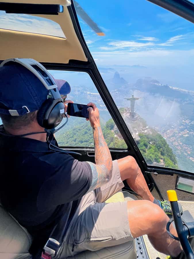 Rio de Janeiro: Helicopter Flight Christ the Redeemer 30 min - The first minutes over Rio: coastlines before landmarks