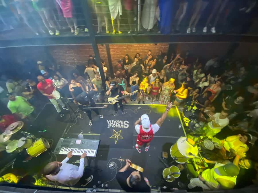 Rio: Pub Crawl in Lapa with Cachaça Tasting and Live Samba - The nightclub finale: DJ beats to close out strong